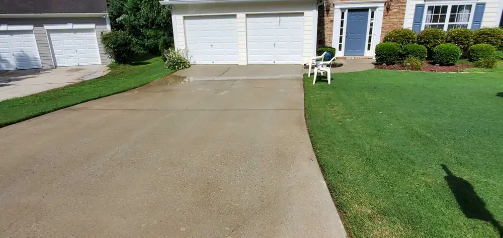 Driveway cleaning in Robertson County TN - dirty driveway before exterior cleaning